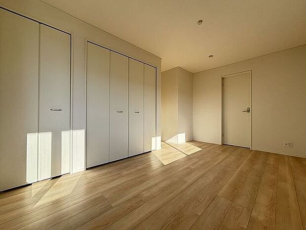 大容量収納も完備の洋室です！すっきり片付けられますね♪