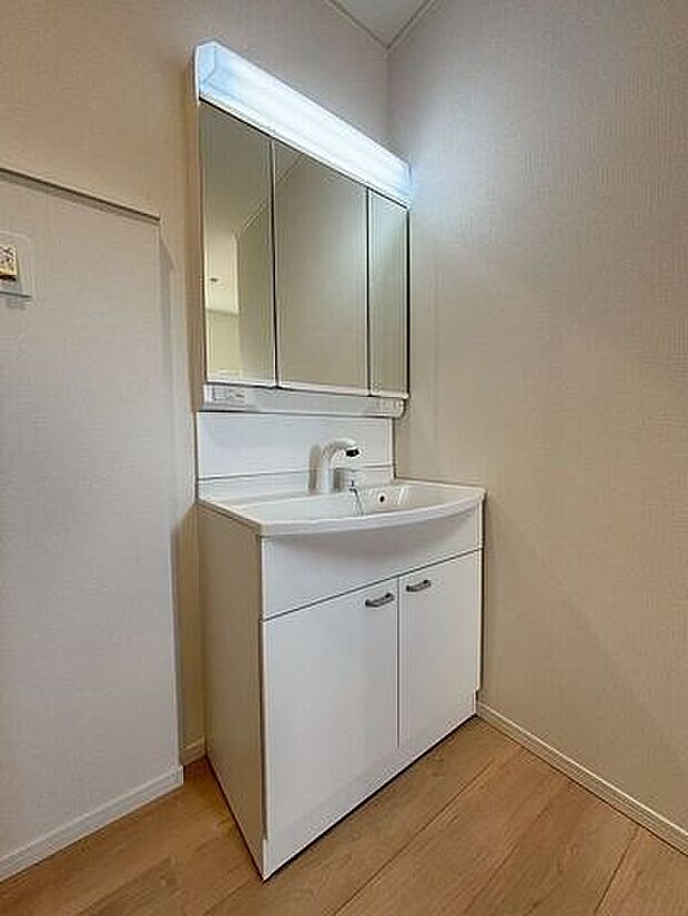 お掃除しやすく清潔感のある洗面台！女性には嬉しい三面鏡が設置され朝の忙しい身支度も快適にできます♪収納ケ所も多く、スッキリと使用できます！