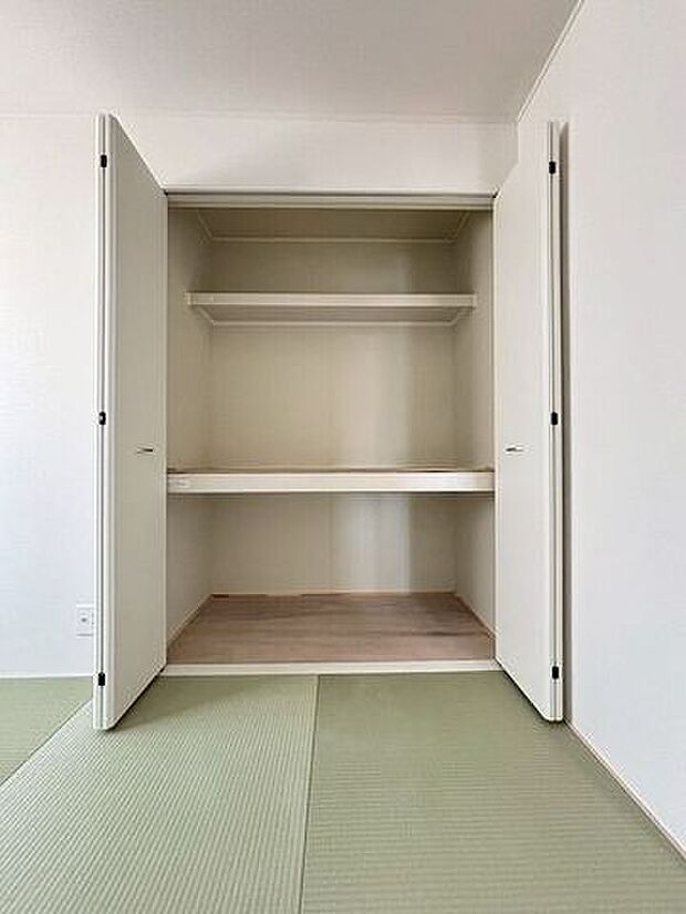 和室にある収納スペースは来客用の座布団やお昼寝用のお布団、リビングで使うものなど収納ができ大変重宝！