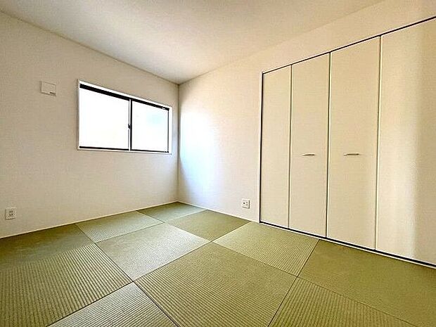 ごろんと横になって畳のにおいを感じられるくつろぎ空間♪