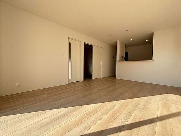 キッチンとリビングダイニングを隔てるものがなく広々としたリビング！ご家族とのコミュニケーションもとりやすくなっています。