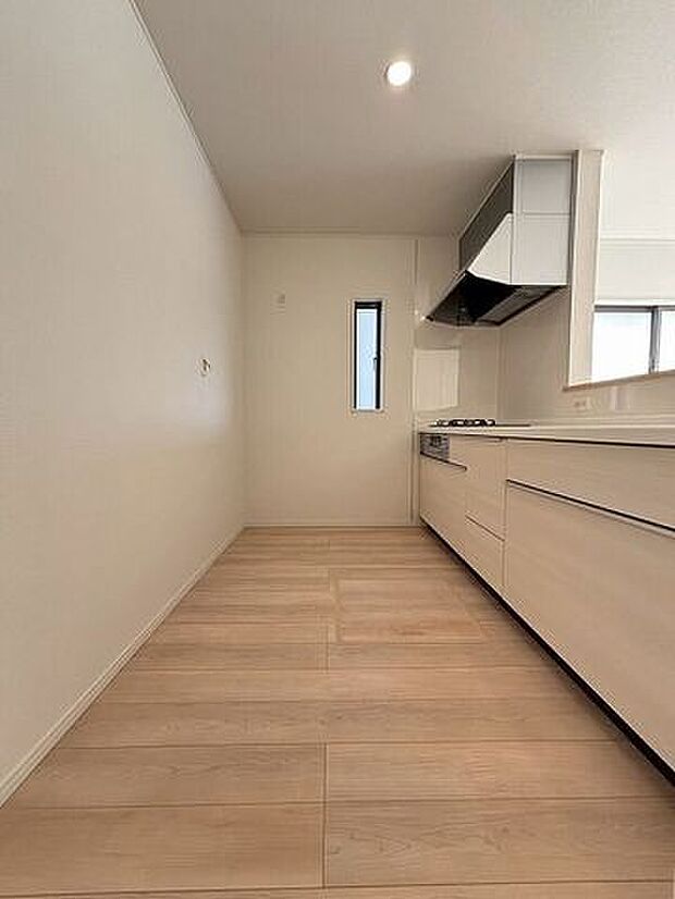 ゆとりのサイズを確保し、ひとりだけでなくお子様や旦那様と一緒にキッチンに立つのに快適なスペース♪