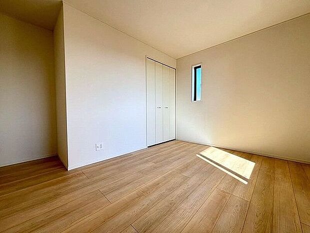 シンプルに作られた洋室は、自分好みのインテリアでコーディネイトし癒しの空間作りに最適です♪