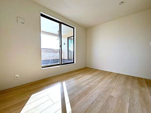 バルコニーに出られる大きな窓がある明るいお部屋♪