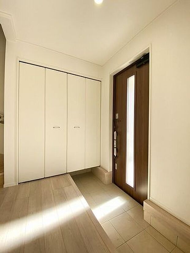 ご家族全員の履物を収納できる大容量のシューズボックス。来客時もスッキリとした玄関でお出迎え♪