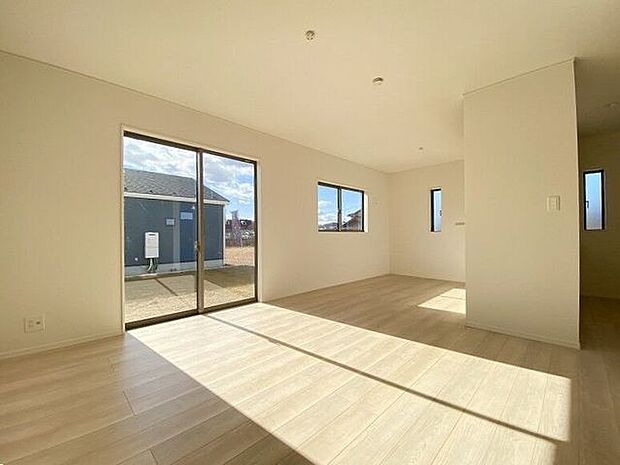 大きな窓から採光もしっかり取り入れられ、ご家族がゆっくりくつろぐ事ができる明るい温かみのあるリビング♪