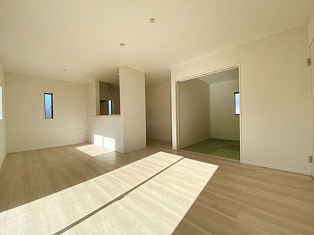 キッチンとリビングダイニングを隔てるものがなく広々としたリビング！ご家族とのコミュニケーションもとりやすくなっています。