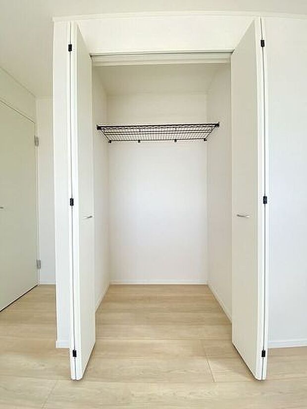 季節物の衣類や布団の収納に欠かせないクローゼット♪全居室に付いています！