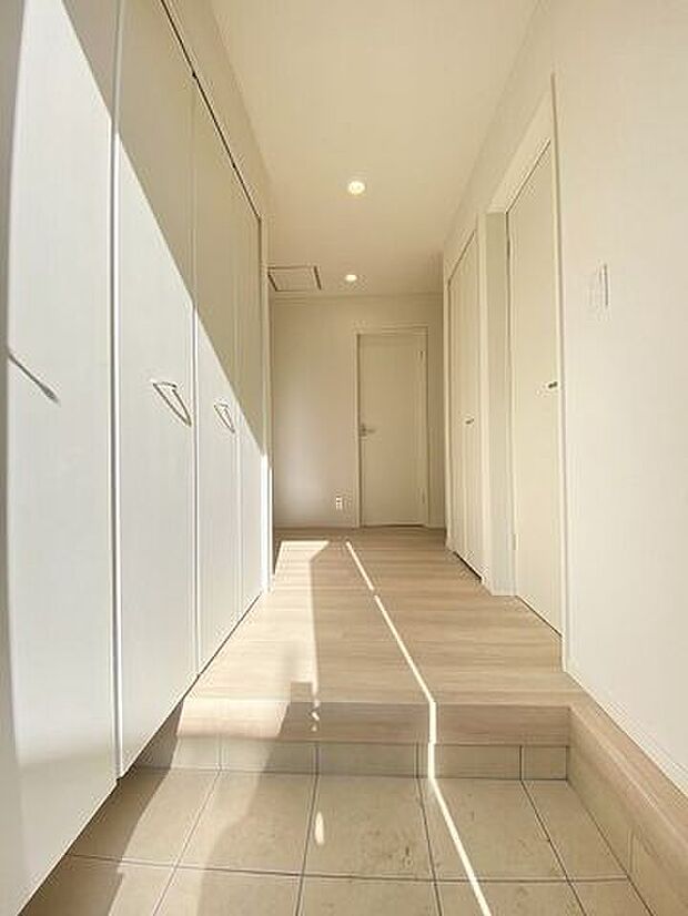 天井まであるシューズボックスは、ご家族全員分の履物を収納できるほどの大容量です。