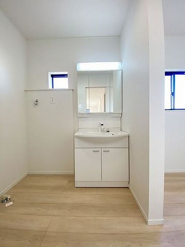 使いやすくお掃除もしやすい大きな洗面ボウル！三面鏡の裏側にある収納スペースは化粧品や洗面小物などを収納できすっきり♪