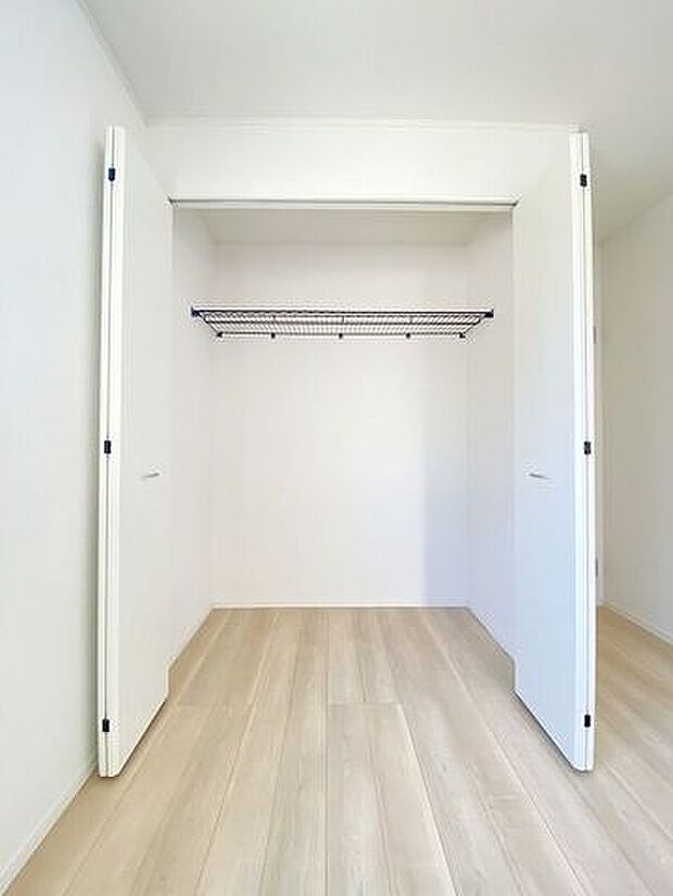 季節物の衣類や布団の収納に欠かせないクローゼット♪全居室に付いています！