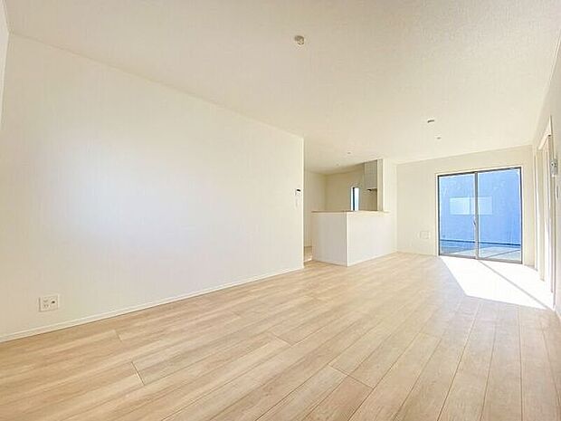 大きな窓から採光もしっかり取り入れられ、ご家族がゆっくりくつろぐ事ができる明るい温かみのあるリビング♪