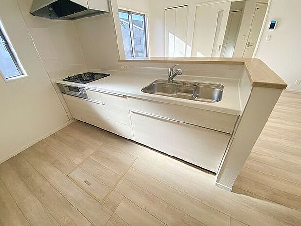 大きな鍋も楽に洗える大きなシンク♪余裕のある広いワークトップ♪大容量収納スペース♪調理の負担を軽減するキッチン！