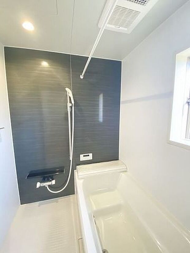 手足を伸ばしてゆったりと入ることのできる大きなバスタブ♪肩までしっかりと浸かれば心身ともにリラックス♪