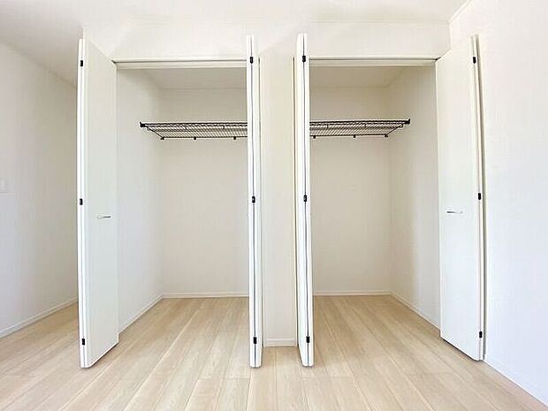 季節物の衣類や布団の収納に欠かせないクローゼット♪全居室に付いています！