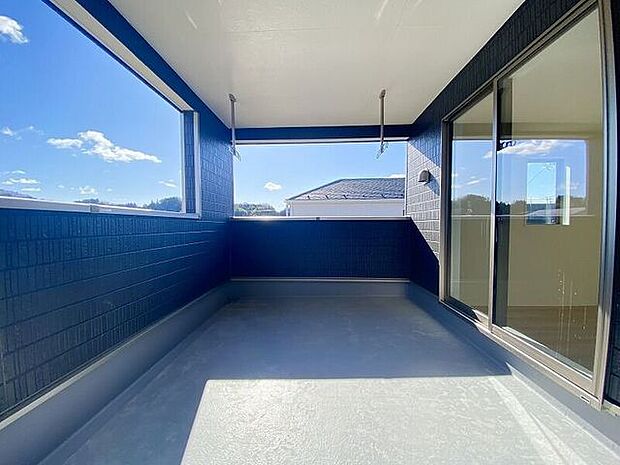 広々としたインナーバルコニーで、突然の雨でも洗濯物が濡れにくいです♪