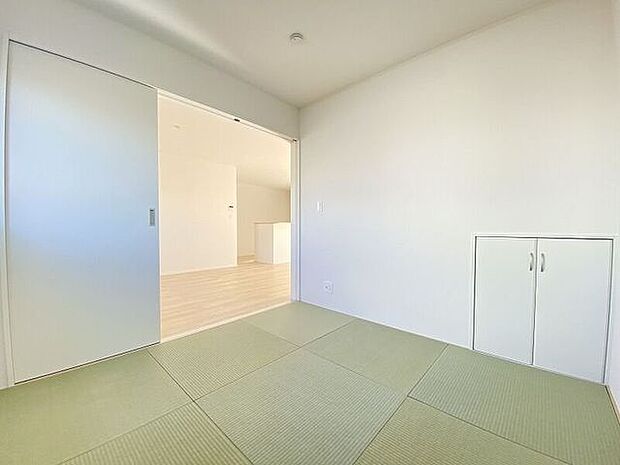 リビング横に設けられた和室は、客間やお子様のお昼寝にと大変便利です。