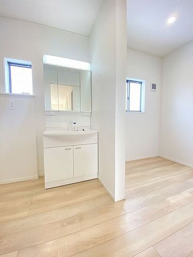 洗面ボウルが大きく作られており、使いやすさもお掃除のしやすさも◎。三面鏡の裏側に収納スペースを設置し化粧品や洗面小物などをすっきりと収納できます♪