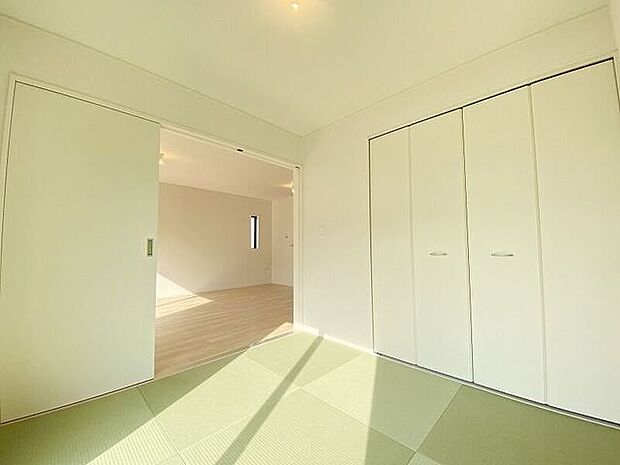 リビング横に設けられた和室は、客間やお子様のお昼寝にと大変便利です。