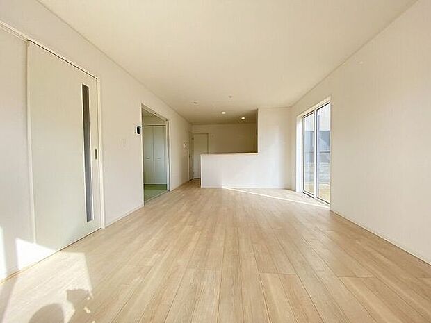 大きな窓から採光もしっかり取り入れられ、ご家族がゆっくりくつろぐ事ができる明るい温かみのあるリビング♪