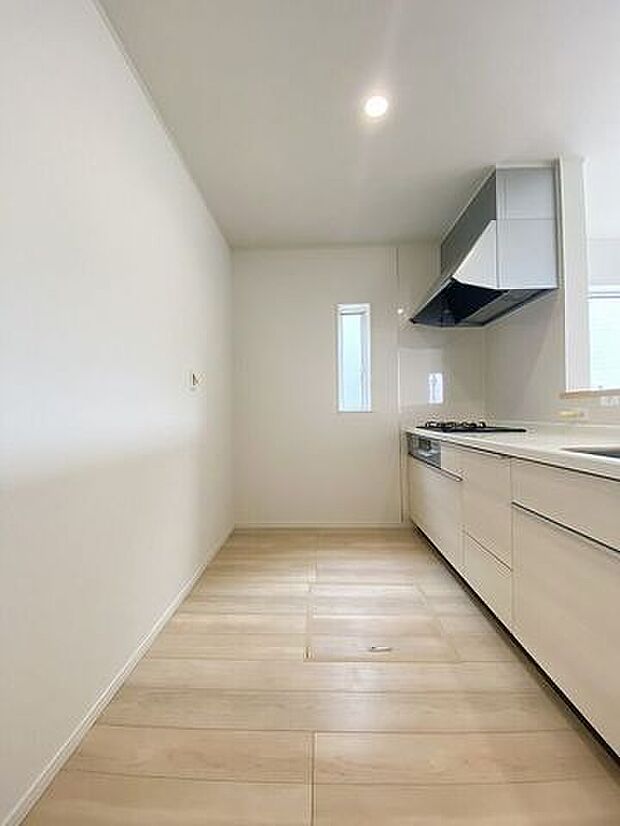 ゆとりのサイズを確保し、ひとりだけでなくお子様や旦那様と一緒にキッチンに立つのに快適なスペース♪