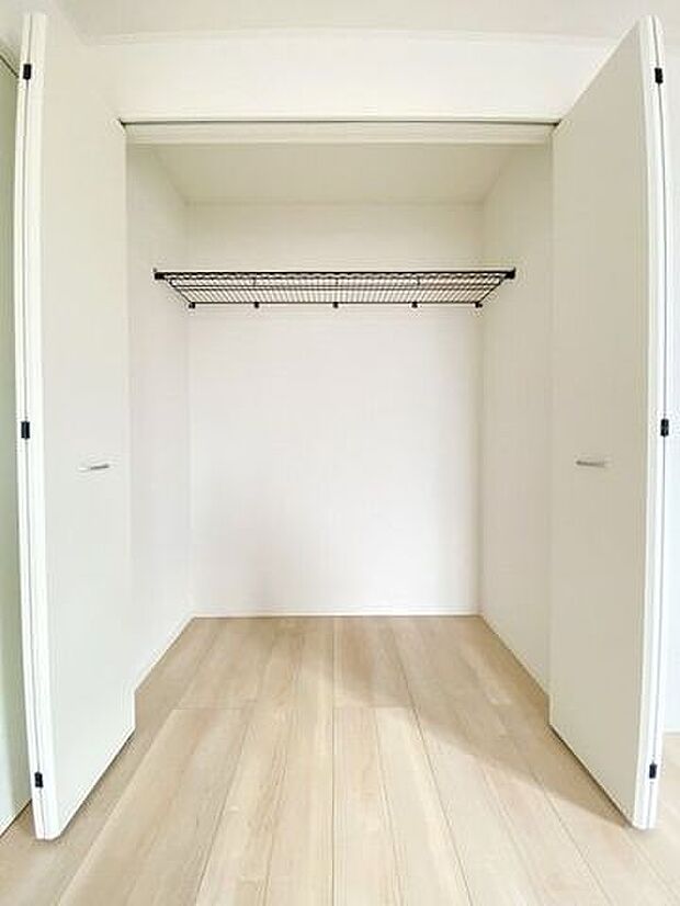 季節物の衣類や布団の収納に欠かせないクローゼット♪全居室に付いています！