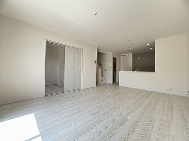 広々としたリビングはキッチンとリビングダイニングを隔てるものがなく、ご家族とのコミュニケーションもとりやすくなっています。