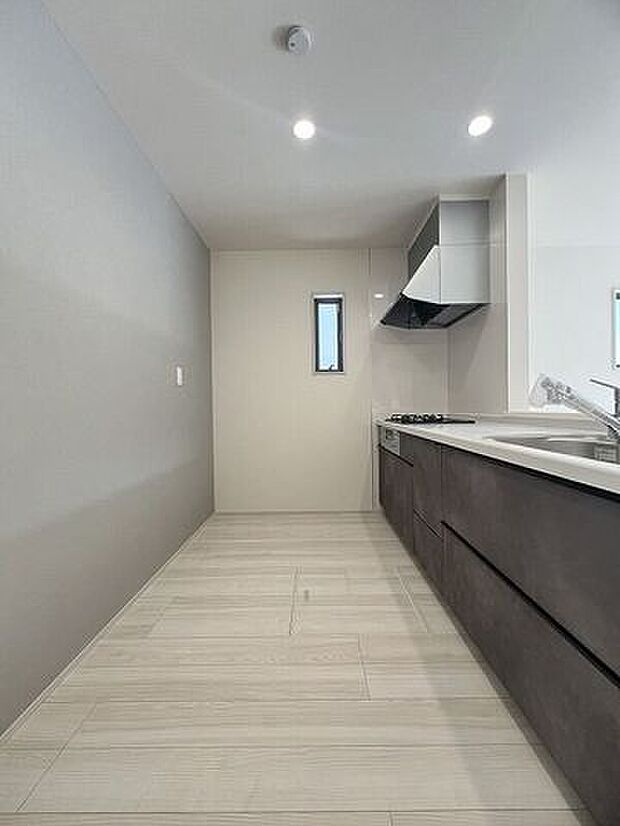 ゆとりのサイズを確保し、ひとりだけでなくお子様や旦那様と一緒にキッチンに立つのに快適なスペースです。床下収納もあります。