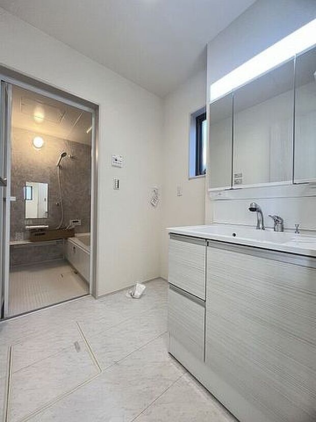 洗面ボウルが大きく作られており、使いやすさもお掃除のしやすさも◎。三面鏡の裏側に収納スペースを設置し化粧品や洗面小物などをすっきりと収納できます♪