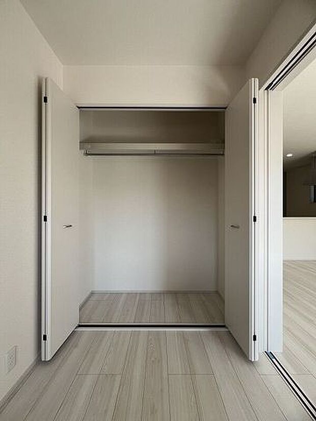 季節物の衣類や布団の収納に欠かせないクローゼット。全居室に付いています♪