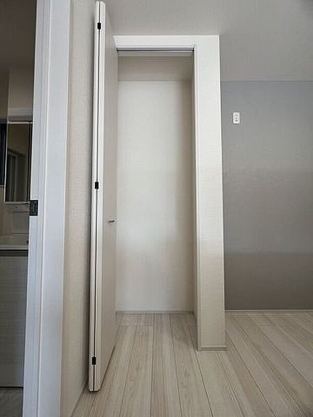 キッチンは家の中でも物が多い場所ですが、キッチン側に大きな収納があるとかなり頼もしいですね。