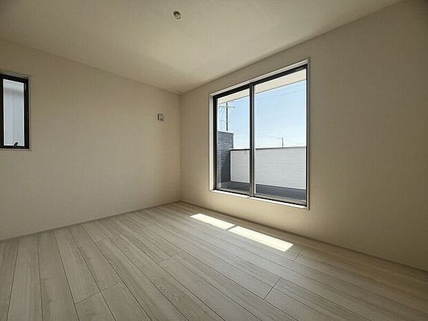 南側に設けられた大きな窓により、お部屋をさらに広く・明るく・開放的に感じられます。