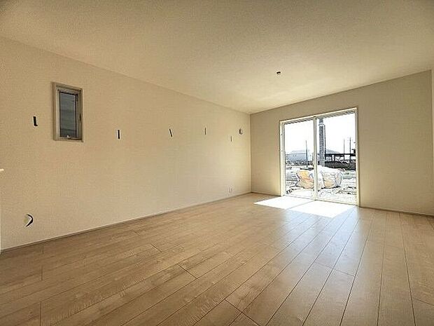 大きな窓が設けられ採光もしっかり取り入れられ、ご家族がゆっくりくつろぐ事ができる明るい温かみのあるリビングです。