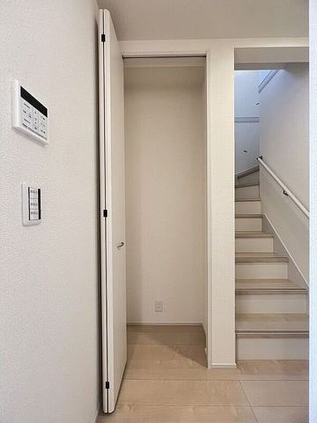 廊下にある収納スペースは、日用品の買い置きや、掃除道具を収納するのにとっても便利♪
