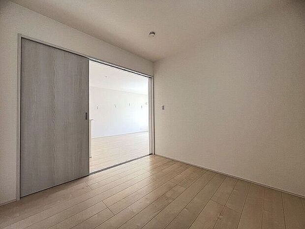 リビングの隣には洋室が設けられております。フラットな作りなのでお掃除もしやすく、お昼寝などに便利な落ち着く空間です。