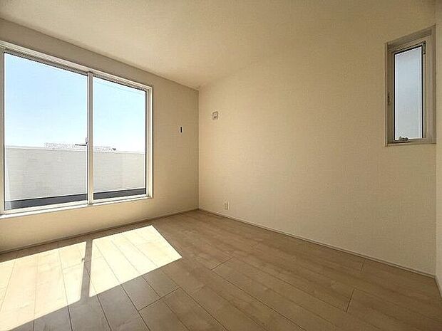 南側に設けられた大きな窓により、お部屋をさらに広く・明るく・開放的に感じられます。