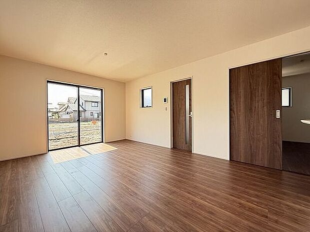 南側からたっぷりの陽が差し込む明るい空間は居心地が良く、ご家族が集まるくつろぎスペース♪