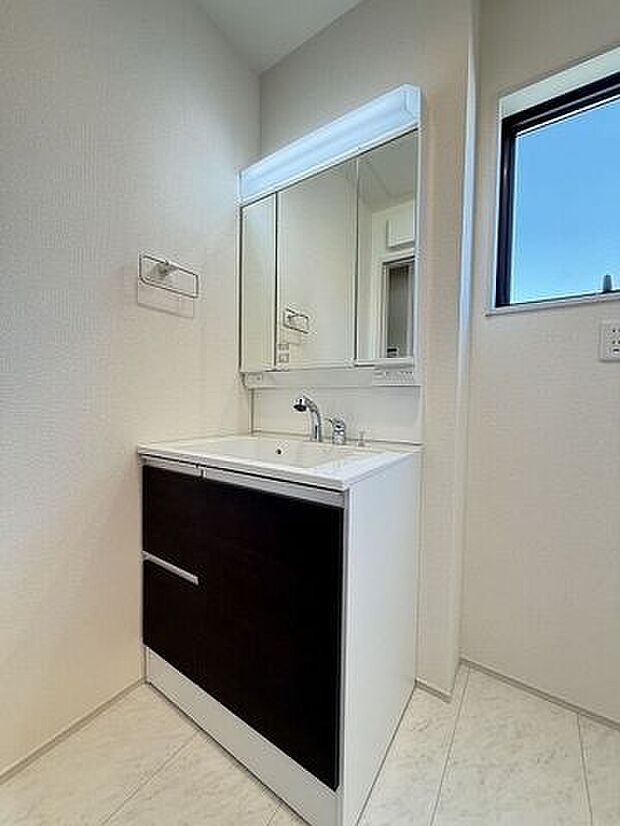 洗面ボウルが大きく作られており、使いやすさもお掃除のしやすさも◎。三面鏡の裏側に収納スペースを設置し化粧品や洗面小物などをすっきりと収納できます♪