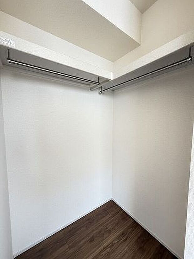 うれしいウォークinクローゼットあり。大切な衣料を収納できるハンガーパイプも付いているので、すっきり片付けられますね♪