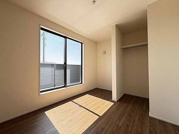 バルコニーに出られる大きな窓がある明るいお部屋です。