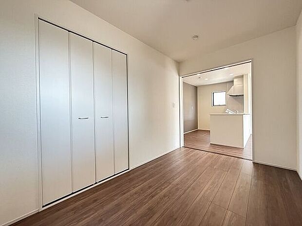 階段の上り下りの負担のない1階の洋室は、幅広い世代に優しいお部屋です。