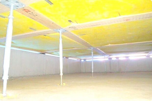 建物の床を支える床束と呼ばれる支持材に、サビやシロアリを寄せ付けない鋼製の床束を採用。安心の強度で頑丈な構造を支え、長期間の使用でも腐らず、メンテナンス性にも優れた素材です。