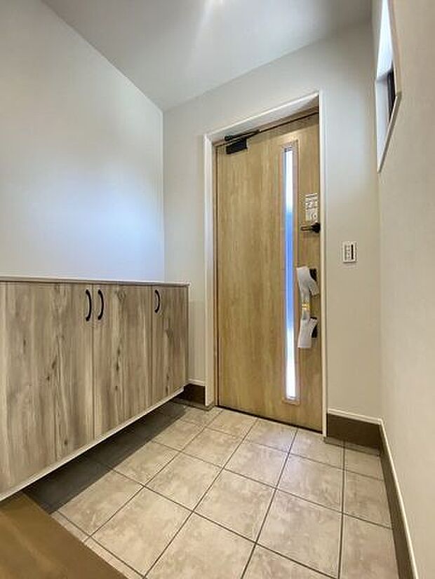 窓から光の入る明るい玄関で、家族やお客様をお迎えできます。