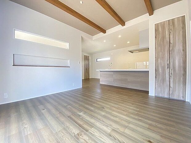 見せ梁が美しいリビングは広々としており、開放感のある空間となっています。