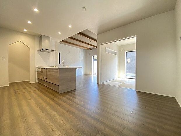 キッチンとリビングダイニングを隔てるものがなく広々としたリビング！ご家族とのコミュニケーションもとりやすくなっています。