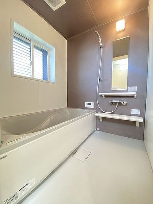 手足を伸ばしてゆったりと入ることのできる大きなバスタブ♪肩までしっかりと浸かれば心身ともにリラックス♪