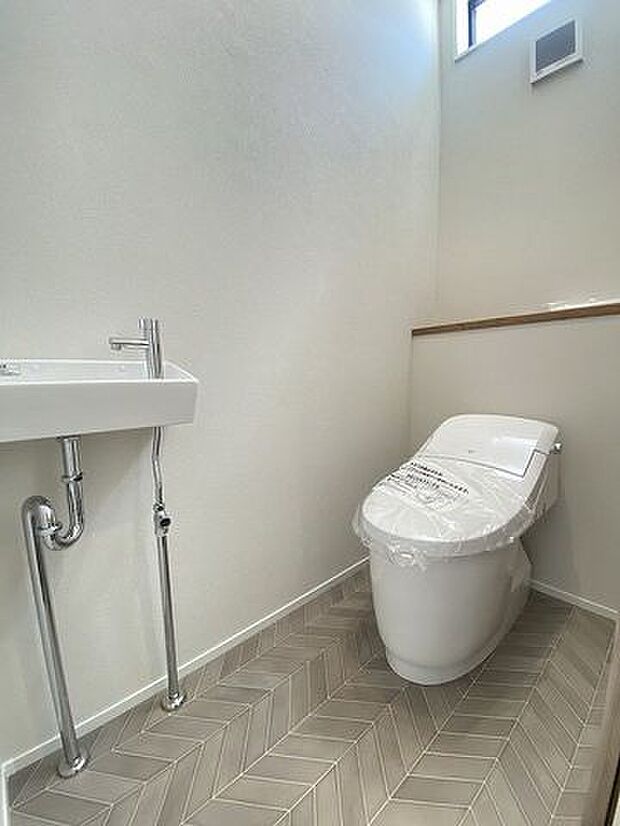 タンクレスのウォシュレットトイレです♪