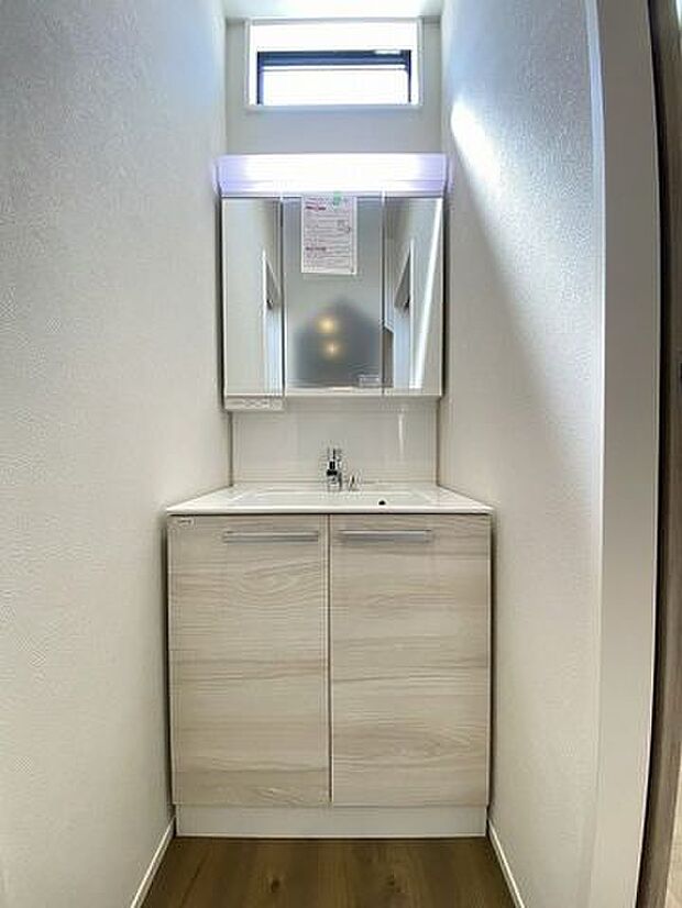 使いやすくお掃除もしやすい大きな洗面ボウル！三面鏡の裏側にある収納スペースは化粧品や洗面小物などを収納できすっきり♪