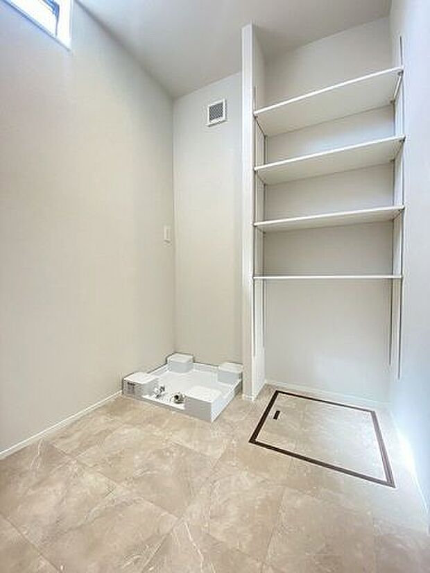 洗面所にある収納棚はご家族分のタオルや、ストック品の収納に大活躍！