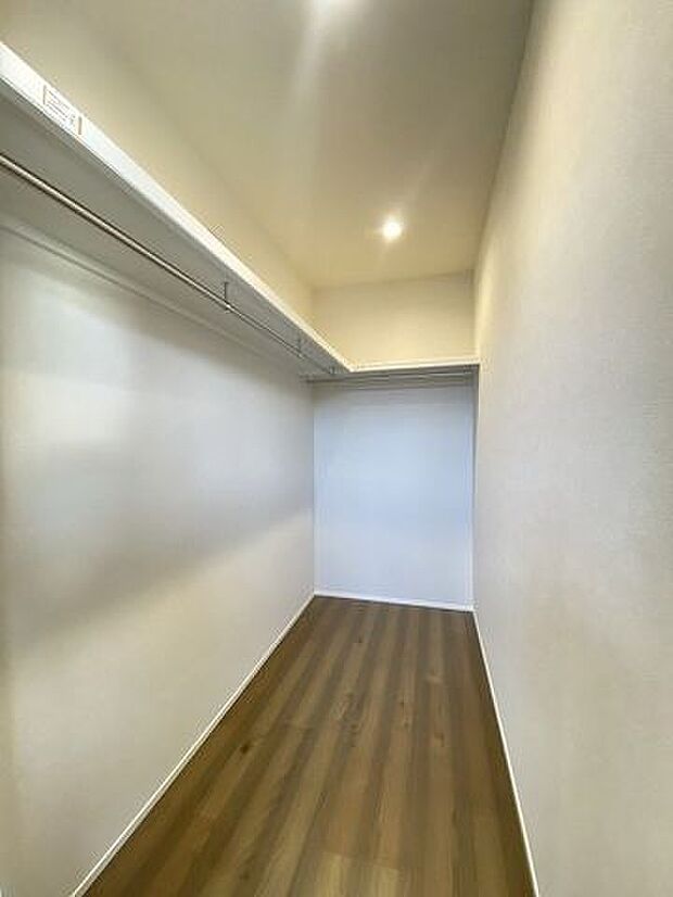 ウォークinクローゼットです♪棚とハンガーパイプが設置され収納しやすく、大きな荷物も収納できます！